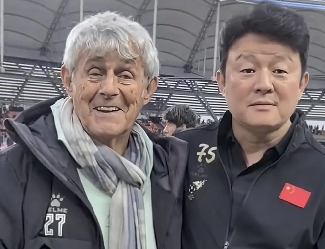 有點(diǎn)像？米盧差點(diǎn)將青島籍演員張磊誤認(rèn)為是孫繼海