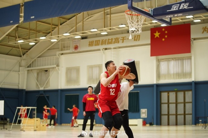 中國籃球之隊(duì)官博：大塊頭 大能量 祝李炎哲25歲生日快樂！