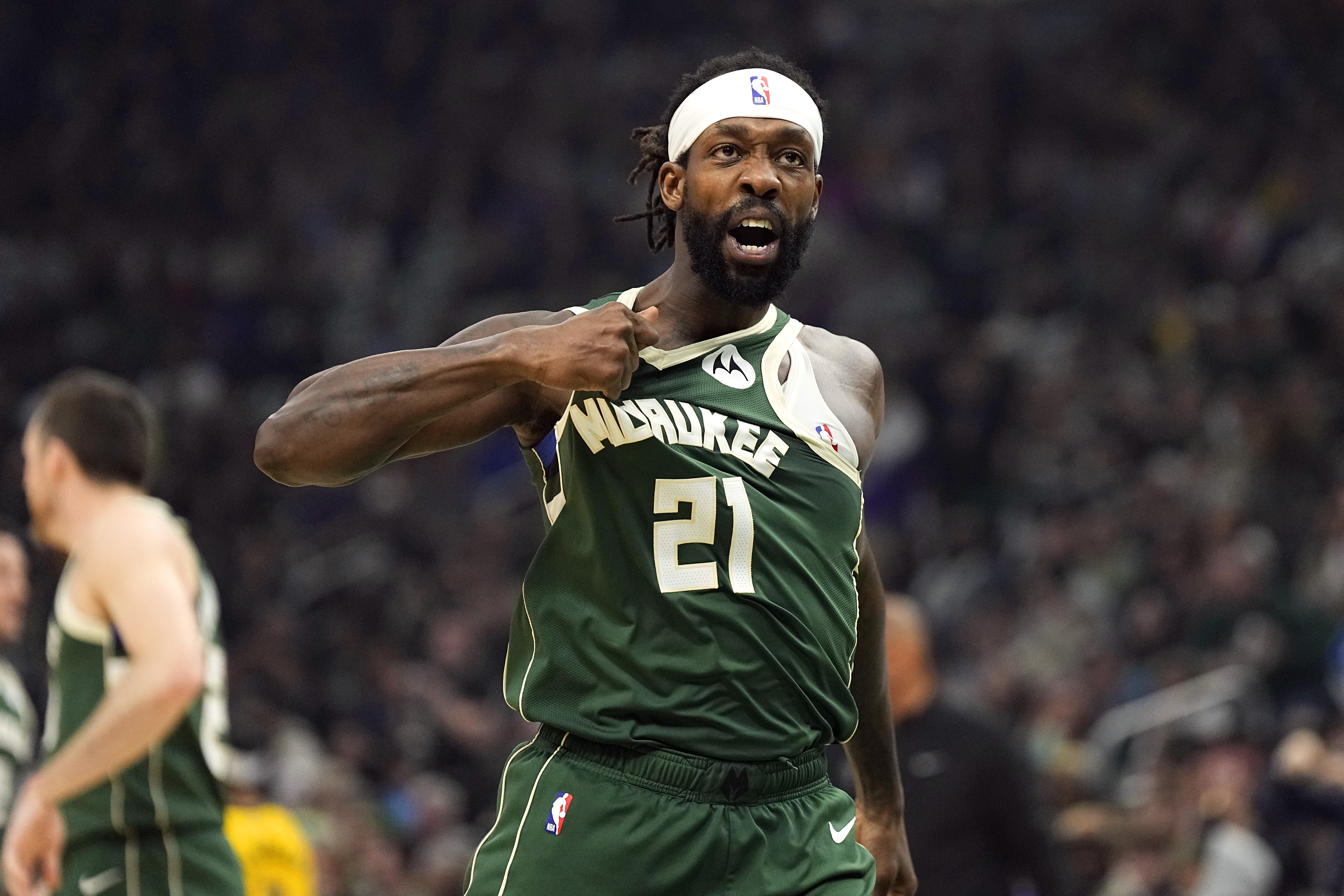 此前被NBA停薪禁賽4場(chǎng)！兩名步行者球迷起訴去年用球砸人的貝弗利