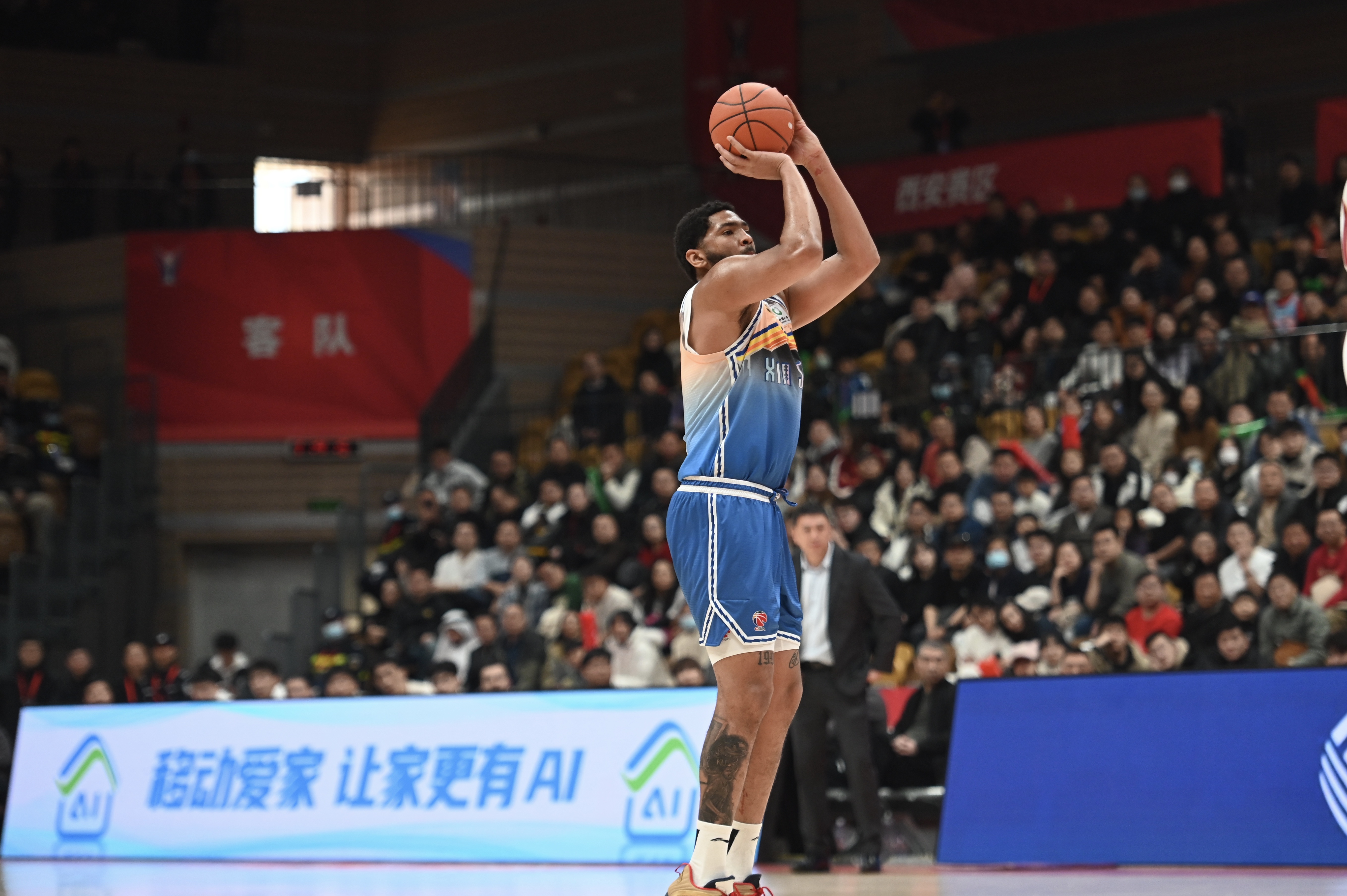 率先發(fā)力！新疆外援勞森首節(jié)7中5拿到11分 三分2中1